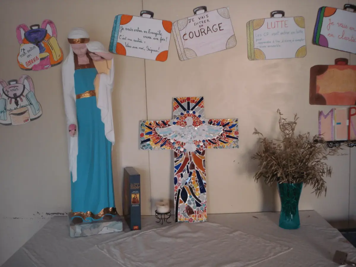 Le coin prière, la Vierge et la croix en mosaïque