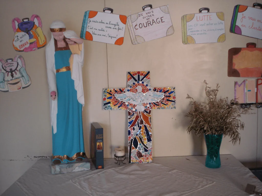 Le coin prière, la Vierge et la croix en mosaïque