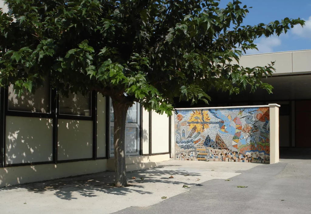 L'arbre de la cour devant la fresque en mosaïque