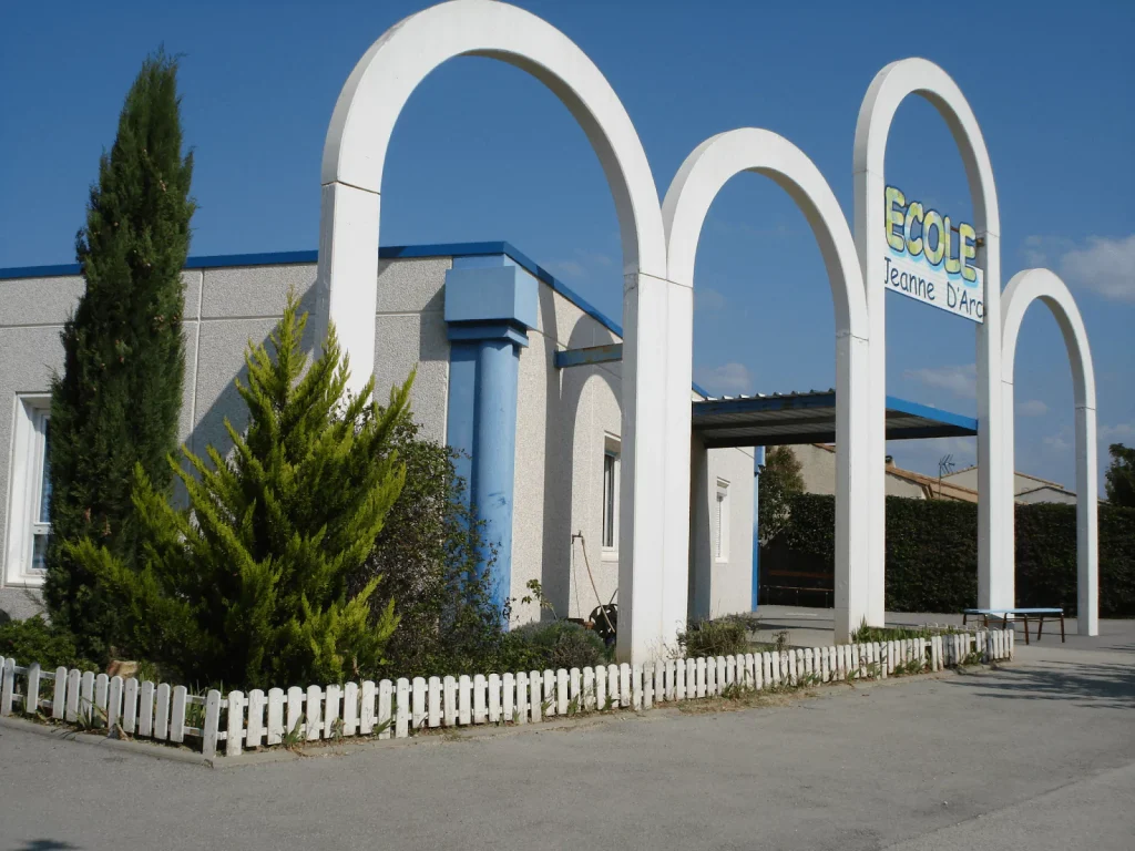 La façade de l'école et ses arches blanches, côté entrée